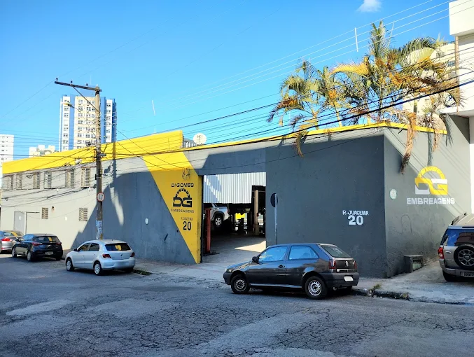 Fachada lateral da oficina Di Gomes Embreagens na Rua Juacema, bairro Graça
