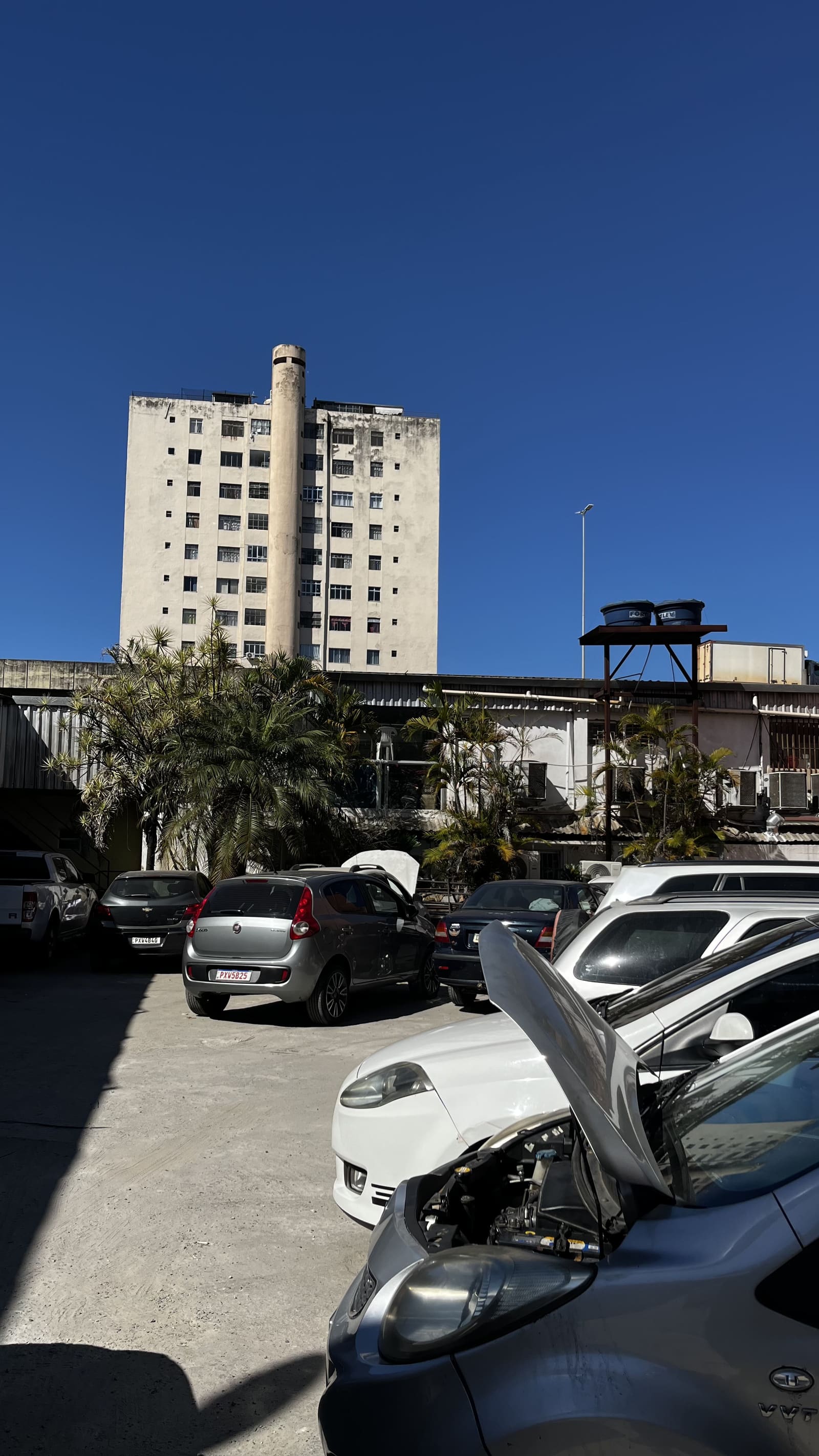 Fachada e pátio da oficina Di Gomes no bairro Graça