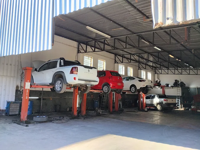 Veículos em elevadores na oficina Di Gomes